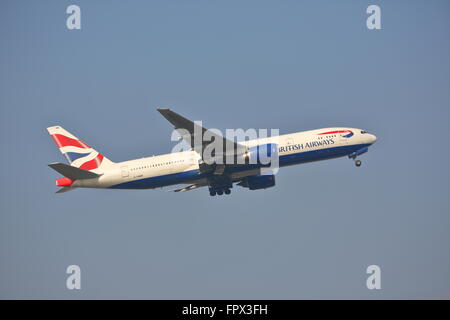 British Airways Boeing 777-200(ER) G-YMMN Abflug vom Flughafen Heathrow, London, UK Stockfoto