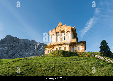 Das Königshaus am Schachen in das Wettersteingebirge beleuchtet nach Sonnenaufgang, Garmisch-Partenkirchen, Bayern, Deutschland Stockfoto