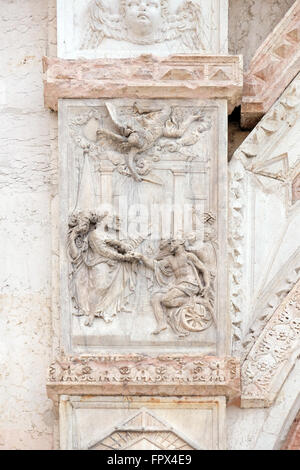 Der Teich von Bethesda, Panel von Teodosio Rossi auf der linken Tür der Basilika San Petronio in Bologna, Italien Stockfoto