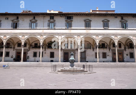 Findelhaus, entworfen von Brunelleschi in Piazza SS Annunziata, Loggiato Servi di Maria, Florenz, Italien Stockfoto