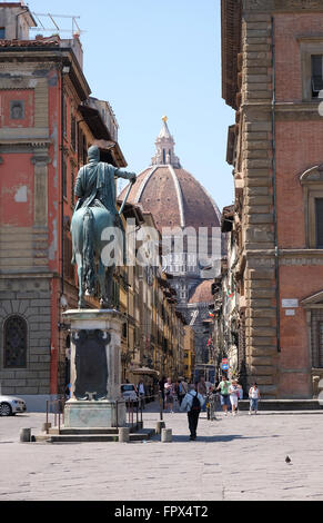 Cattedrale di Santa Maria del Fiore und Giambolognas letzte Statue von Ferdinando ich de' Medici, Florenz, Italien Stockfoto