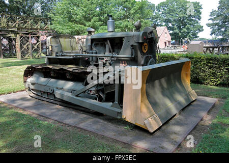 Caterpillar Traktor von Weltkrieg zwei auf dem externen Display im Musée Genie, Vught, Niederlande. Stockfoto