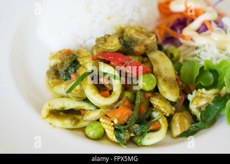 Gebratenes grünes Curry mit Meeresfrüchten und Reis Stockfoto