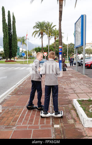 Zwei jungen College-Uniformen, mit smart selbst Gleichgewicht Hoverboard. Spanien. Stockfoto