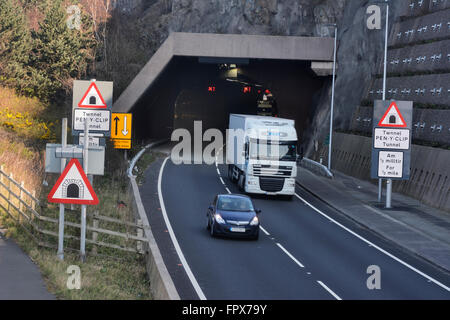 Fahrzeuge aus der Pen-y-Clip Tunnel zwischen Penmaenmawr und Llanfairfechan an der A55 North Wales Coast Road. Stockfoto