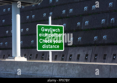 Zweisprachige Walisisch - Englisch "Check Your Distance" Straßenschild in Pen-y-Clip Tunneln auf die A55 North Wales Coast Road-Llanfairfechan Stockfoto