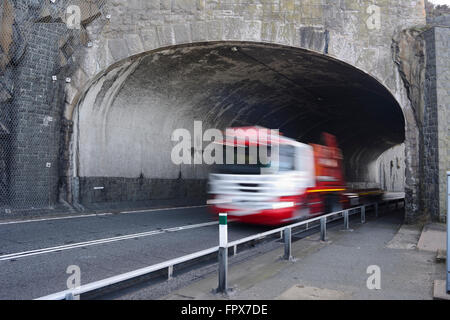 A55 North Wales Coast Road. Fahrzeugen, durch die Pen-y-Clip-Tunnel auf der Fahrbahn Richtung Osten. Stockfoto