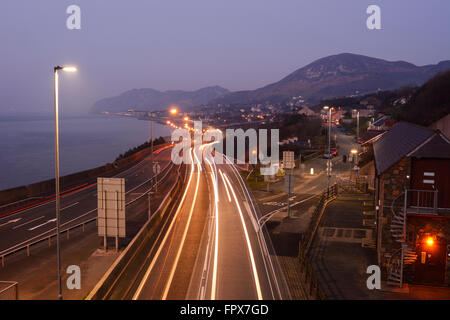 Ampel-Wanderwege an der A55 North Wales Coast Road. Stockfoto