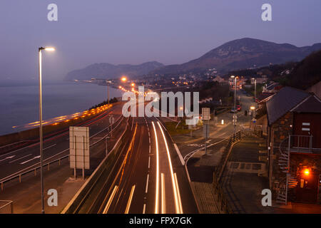 Ampel-Wanderwege an der A55 North Wales Coast Road. Stockfoto