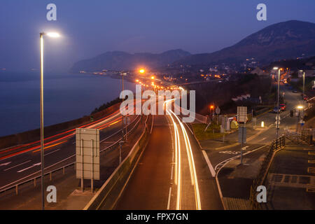 Ampel-Wanderwege an der A55 North Wales Coast Road. Stockfoto