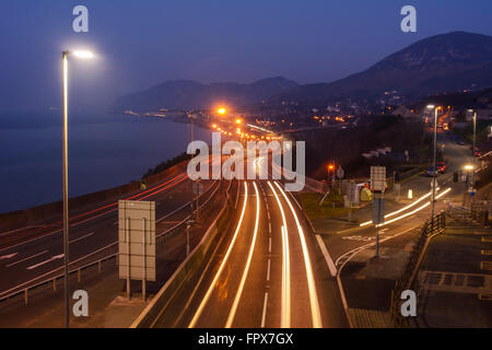 Ampel-Wanderwege an der A55 North Wales Coast Road. Stockfoto