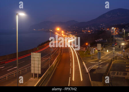 Ampel-Wanderwege an der A55 North Wales Coast Road. Stockfoto