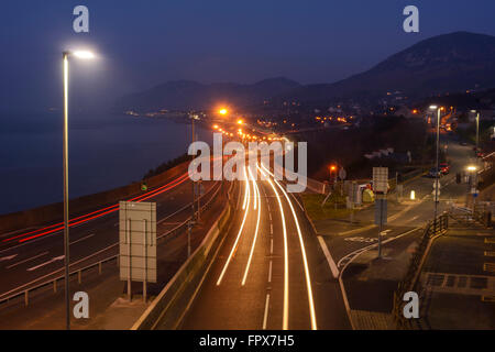 Ampel-Wanderwege an der A55 North Wales Coast Road. Stockfoto