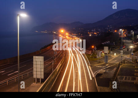 Ampel-Wanderwege an der A55 North Wales Coast Road. Stockfoto