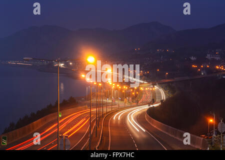 Ampel-Wanderwege an der A55 North Wales Coast Road. Stockfoto