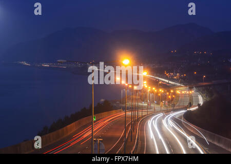 Ampel-Wanderwege an der A55 North Wales Coast Road. Stockfoto