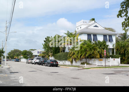 Geparkte Autos und Häuser in der Emma Street in Key West, Florida Keys, USA Stockfoto