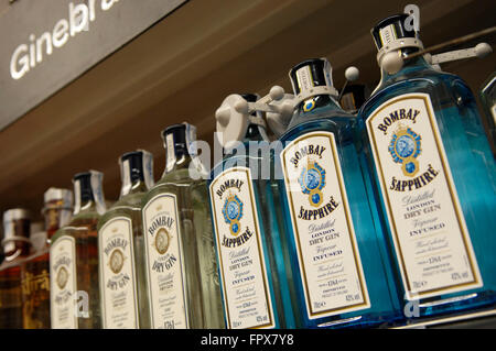 Bombay Sapphire Gin im Besitz von Bacardi in einem Carrefour Supermarkt Malaga Spanien angezeigt. Stockfoto