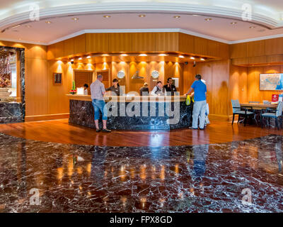 Personal an der Rezeption und Gäste an der Rezeption im Hotel Beach Resort in Dubai, Vereinigte Arabische Emirate Stockfoto