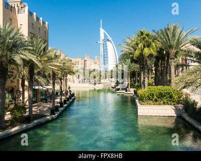 Madinat Jumeirah Resort und Turm des Burj al Arab Hotel in Dubai, Vereinigte Arabische Emirate Stockfoto
