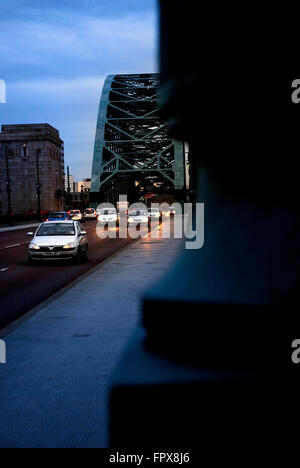 Verkehr auf der Brücke Tyne, Newcastle Upon Tyne Stockfoto