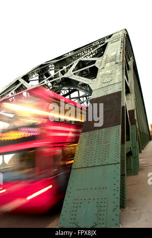 Verkehr auf der Brücke Tyne, Newcastle Upon Tyne Stockfoto