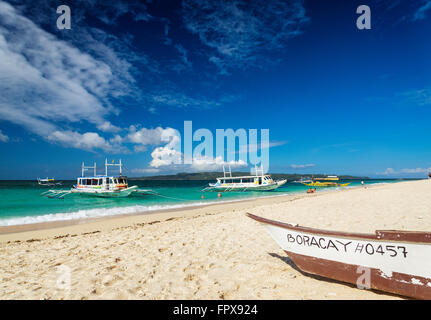 traditionelle philippinische asiatische Taxi Tour Fähren auf Puka beach in tropischen Boracay Philippinen Stockfoto