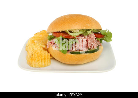 Schweinefleisch und Salat in ein knuspriges Brötchen mit Kartoffelchips auf einem Teller isoliert gegen weiße gezogen Stockfoto