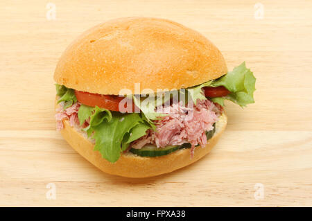 Wir fuhren Schweinefleisch und Salat in ein knuspriges Brot Rollen auf einem Holzbrett Stockfoto