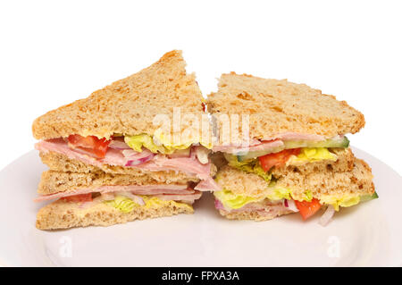 Nahaufnahme von ein Schinkenbrot Salat auf einem Teller vor einem weißen Hintergrund Stockfoto