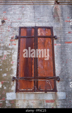 Fensterläden, in einem Zustand des Verfalls, an eine alte Militärfestung aus Metall. Stockfoto