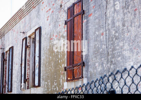 Fensterläden, in einem Zustand des Verfalls, an eine alte Militärfestung aus Metall. Stockfoto