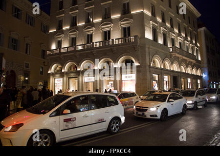 FENDI Palast Marke speichern in Rom Italien, shopping Luxusmode made in Italien Stockfoto