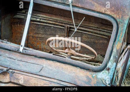 Junk-rostige Auto, Vorderansicht mit Lenkrad und Wischer durch Windschutzscheibe ohne Glas Stockfoto