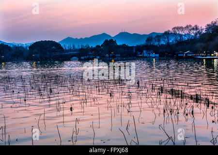 Boote Reflexion Sunset Orange Reflexion West Lake Hangzhou Reflexion Zhejiang China. Stockfoto