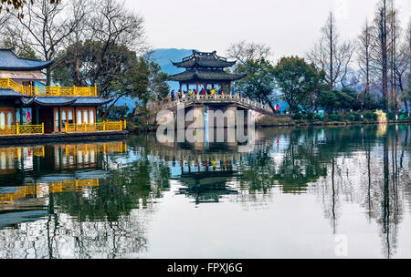 Alte chinesische Brücke, Quyuan Garten gelbe Boot West Lake Hangzhou Reflexion Zhejiang China. Stockfoto