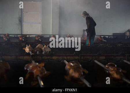 Ein kulinarisches Gericht der Philippinen ist ein Spieß gebratenes Schwein wie Lechon Baboy bekannt Stockfoto