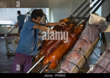 Ein kulinarisches Gericht der Philippinen ist ein Spieß gebratenes Schwein wie Lechon Baboy bekannt Stockfoto