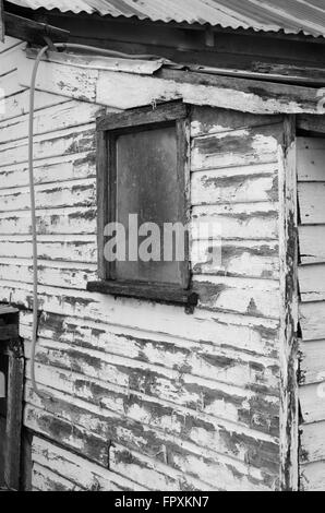 Lack peeling aus einer alten Holz Schuppen auf einer Farm in Australien Stockfoto