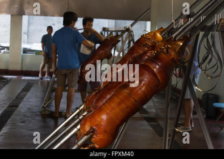 Ein kulinarisches Gericht der Philippinen ist ein Spieß gebratenes Schwein wie Lechon Baboy bekannt Stockfoto