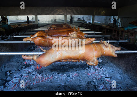 Ein kulinarisches Gericht der Philippinen ist ein Spieß gebratenes Schwein wie Lechon Baboy bekannt Stockfoto