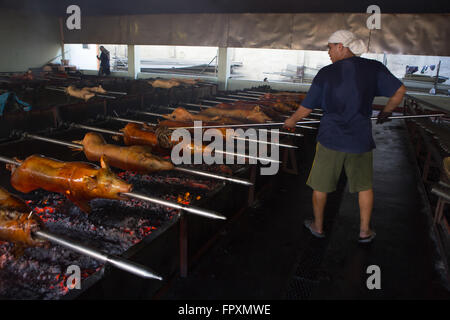 Ein kulinarisches Gericht der Philippinen ist ein Spieß gebratenes Schwein wie Lechon Baboy bekannt Stockfoto