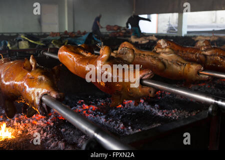 Ein kulinarisches Gericht der Philippinen ist ein Spieß gebratenes Schwein wie Lechon Baboy bekannt Stockfoto