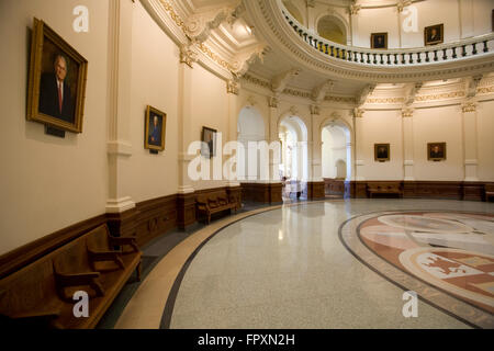 Porträts von Texas Gouverneure an den Wänden des Capitol Rotunde in der Texas State Capitol Gebäude in Austin, Texas, USA Stockfoto