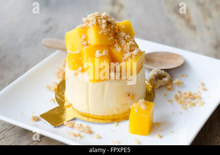 Mango-Käsekuchen auf weißen Teller Stockfoto