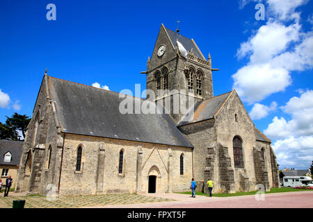 Fallschirm-Denkmal am Turm der Kirche Sainte-Mere-Eglise, Normandie, Frankreich Stockfoto