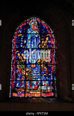 Fallschirm-Denkmal-Glasmalerei-Fenster in der Kirche Sainte-Mere-Eglise, Normandie, Frankreich Stockfoto