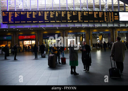 Anzeigentafel in Waterloo Station London England UK Stockfoto