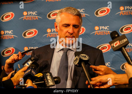 Carolina Hurricanes General Manager Ron Francis während des NHL-Spiels zwischen den St. Louis Blues und die Carolina Hurricanes in der PNC-Arena. Stockfoto