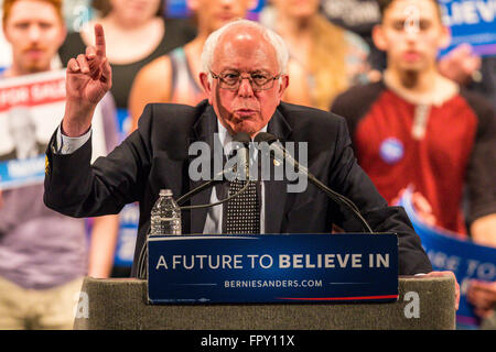 Senator BERNIE SANDERS Kampagnen für Präsident der Vereinigten Staaten an einer Haltestelle in Raleigh, North Carolina.   Die Rallye, wo Sanders Fans begrüßt, fand im Duke Energy Center für darstellende Künste in Raleigh, North Carolina. Stockfoto